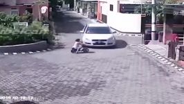 نجات معجزه آسای یک کودک زیر چرخ های یک خودرو
