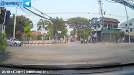عبور چراغ قرمز اتوبوس گردشگری تصادف