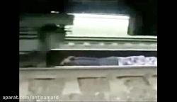 حرکت وحشتناک عجیب دختران جوگیر در ریل قطار مسافربری