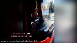 یک پسر بچه ، راننده اتوبوس BRT