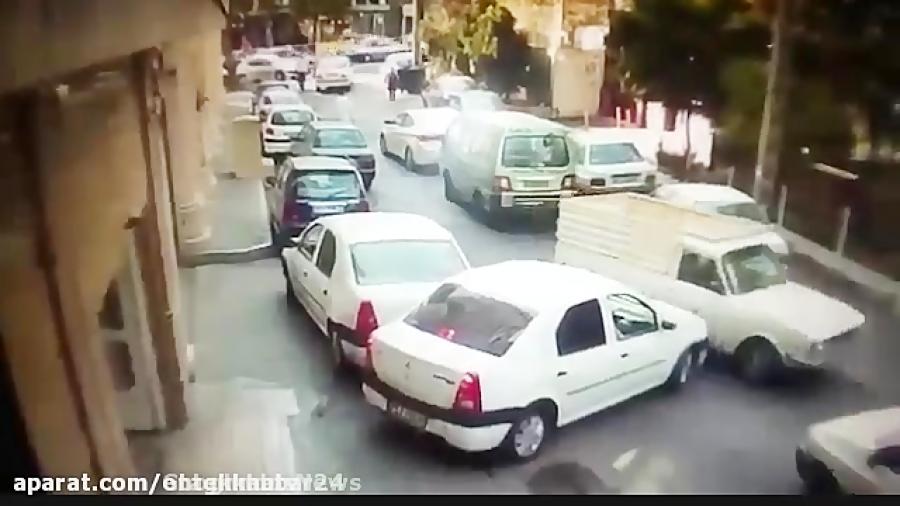ققنوس نیوز فیلم رانندگی جنون آمیز پیکان وانت در تهران