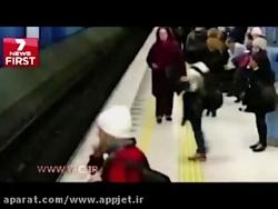 سقوط وحشتناک زن حواس پرت روی ریل مترو + فیلم