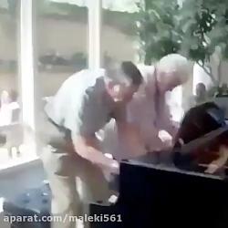 زدن پیانو زیبا توسط مادر بزرگ پدربزرگ..
