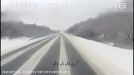 لحظه تصادف مینی بوس خودرو در جاده برفی