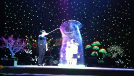 Fan Yang Bubble show in Vietnam  4 children in a big bubble 