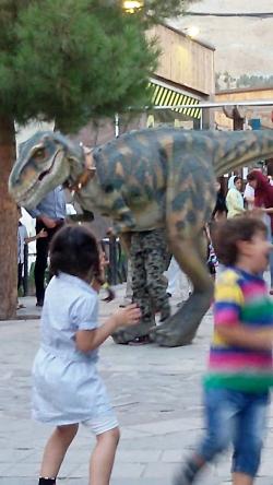 فرار کودکان ازدست یک دایناسور واقعیدر پارک ژوراسیک#فرانک لرپور