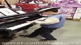 والدین در فروشگاه مشغول خرید هستند ، پسر کوچک فرصت استفاده کرده پیانو می نوازد چقدر عالی