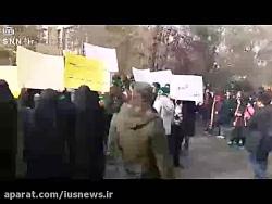 اعتراض به دولت روحانی پلاکارد دست بندهای سبز