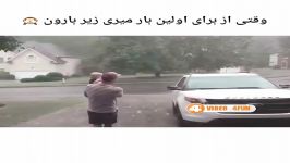 کوچولویی برای اولین بار باباش میبرتش زیر بارون