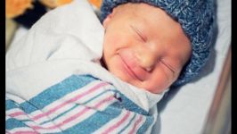 علت لبخند نوزاد در خوابخندیدن نوزاد در خوابعلت خندیدن