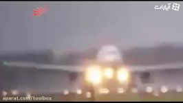 تلاش ماهرانه خلبان برای فرود هواپیما در هوای طوفانی
