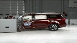  2015 Kia Sedona small overlap IIHS crash test 