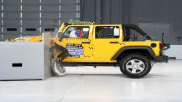  2015 Jeep Wrangler 4 door small overlap IIHS crash test 