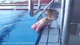 شنای زیبای یک نوزاد در آبwonderfull baby swiming