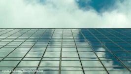 فوتیج تایم لپس بازتاب حرکت ابرها بروی ساختمان تجاری