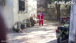 هدیه دادن بمب به مردم توسط بابانوئل