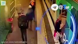 فیلمپدر مادرهایی کودکان خود سوار مترو می شوند