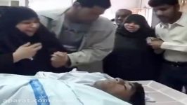 حضور مادر شهید بحرینی کنار جسد مطهر فرزندش