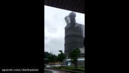 فیلم سقوط هولناک داربست یک برج بر اثر طوفان