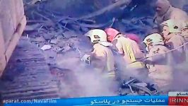 تلاش آتش نشانان برای خارج کردن پیکر شهدای تازه تفحص شده