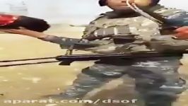 سر بریده شده یک داعشی در دست سرباز ارتش عراق + 18 لطفا