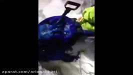 نجات یک کولبر زیر برف بهمن كمك امدادگران