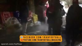 پناه بردن هواداران مقابل ورزشگاه آزادی به گرمای اگزوز ماشین ها برای فرار سرما