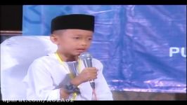 گریه کودک حافظ قرآن در هنگام خواندن قرآن