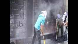 خراب کردن دیوار حائل توسط جوانان فلسطینی