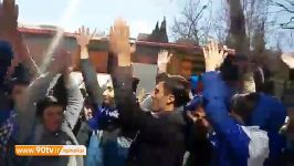 اختصاصی تشویق ایسلندی هواداران استقلال مقابل محل اقامت آبی پوشان در اصفهان