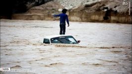 لحظه نجات خودروی غرق شده در سیل در استان هرمزگان