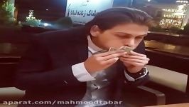 چه خوشحاله داره پیتزا میخوره،خدا دل همه عقده ای هارو شاد کنه