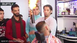 آرایشگر عجیب فلسطینی روش آتش، موها را کوتاه میکند