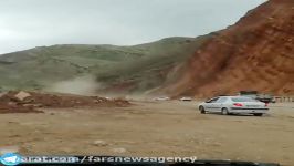 لحظه ریزش سنگ در جاده جم فیروزآباد فارس