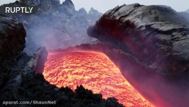 رودخانه ازگدازه داغ جریان روی دامنه کوه Etna فوران