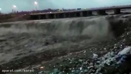 ویدئوی وحشتناک سقوط چند خودرو به رودخانه بردن خودروها توسط سیل آذرشهر . جمع