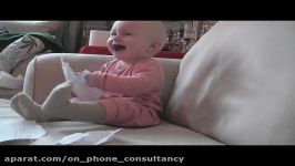 Baby Laughing کودک خنده کودک در پاره کردن کاغذ