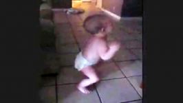 بچه رقاص فقط آهنگه بدنش رو قِر میده