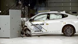 2017 Kia Cadenza small overlap IIHS crash test