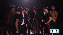 One Direction accept moonman at MTV VMAs