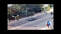 فیلم؛ بالا رفتن جوان مصری خودروی زرهی