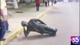 معترضان ونزوئلایی مجسمه هوگو چاوز را شکستند