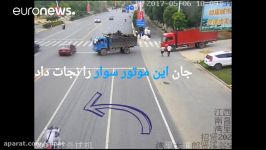 چین؛ واکنش سریع راننده کامیون، جان موتورسوار را نجات داد