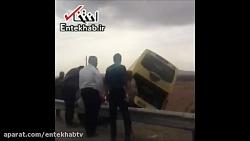 فیلم واژگونی اتوبوسی در آزادراه تهران–قم ۱۴ مصدوم