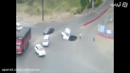 چاله ای خیـلی خطرناک بزرگ وسط خیابان افتادن خودرو