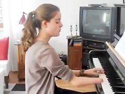 نوازندگی پیانو بدون انگشتان دست توسط دختر خارجی هنرمند 