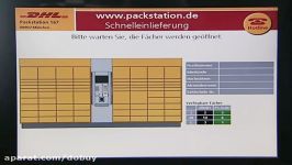 Zusteller legt Pakete in DHL Packstation ein