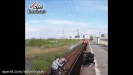فیلم نجات معجزه آسای کودک مقابل چرخ های قطار