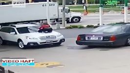 یک زن آمریکایی برای جلوگیری دزدیده شدن ماشینش