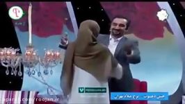 روبوسی مجری در برنامه زنده